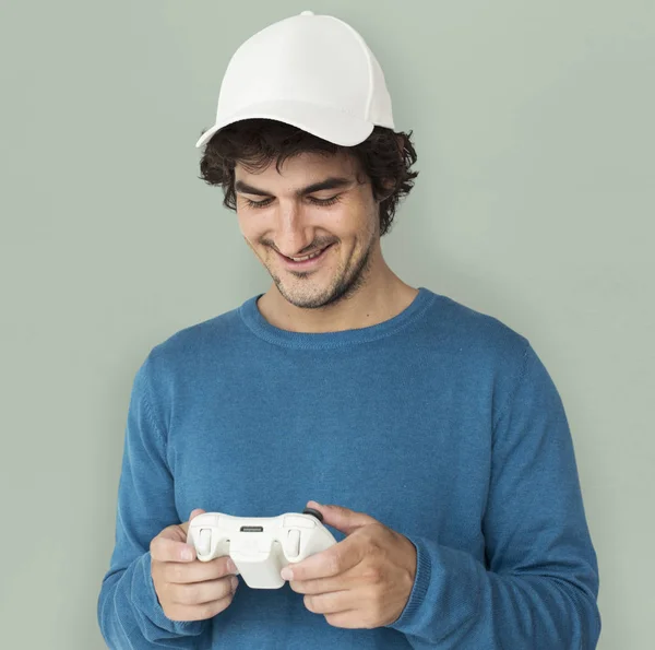 Hombre con gorra jugando con el controlador de juego —  Fotos de Stock