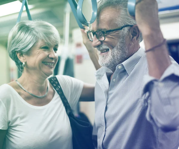 Старшая пара в метро — стоковое фото