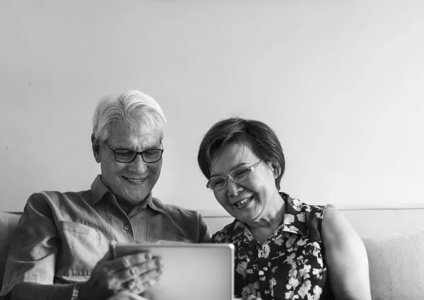 Старша пара використовує планшет — стокове фото