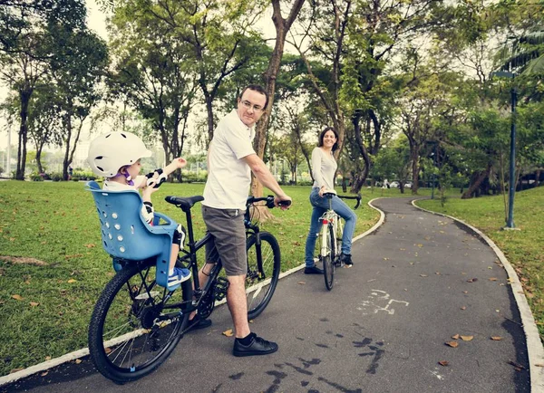 家庭在公园里骑自行车 — 图库照片