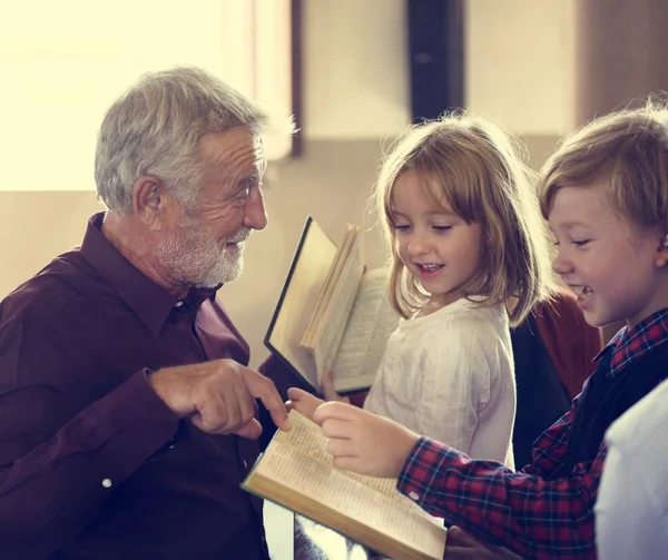 Prier en famille dans l'Eglise — Photo