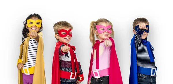 Crianças felizes em trajes de super-herói — Fotografia de Stock