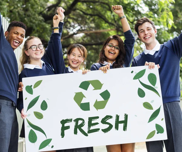 Estudiantes sosteniendo banner — Foto de Stock