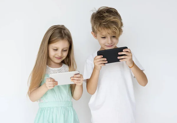 Діти за допомогою цифрових пристроїв — стокове фото