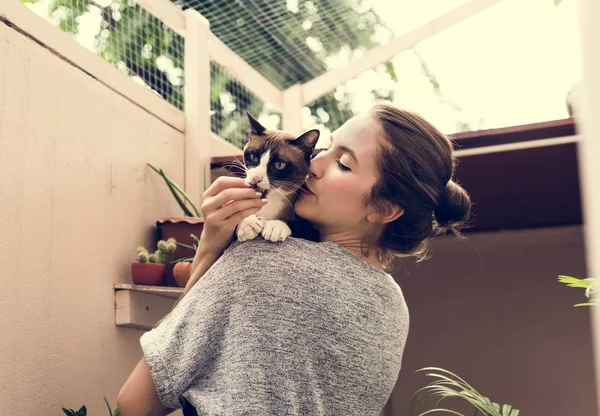 Mulher brincando com gato — Fotografia de Stock