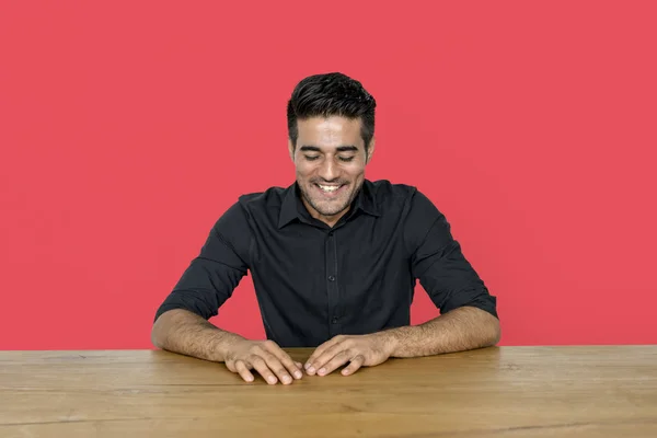 Gülümseyen adam masada oturan — Stok fotoğraf