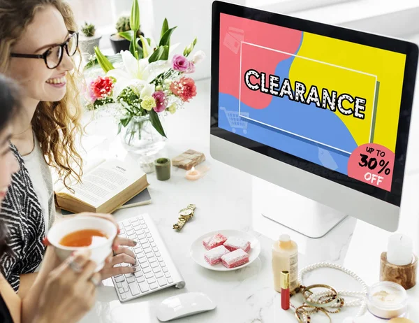 Vrouwen zitten aan tafel met computer — Stockfoto