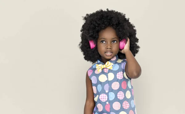 Luisteren muziek meisje in hoofdtelefoon — Stockfoto