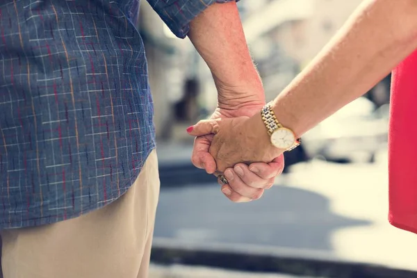 Persone che tengono le mani — Foto Stock