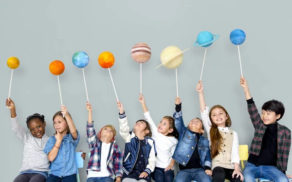 Kinder mit Solaranlage — Stockfoto