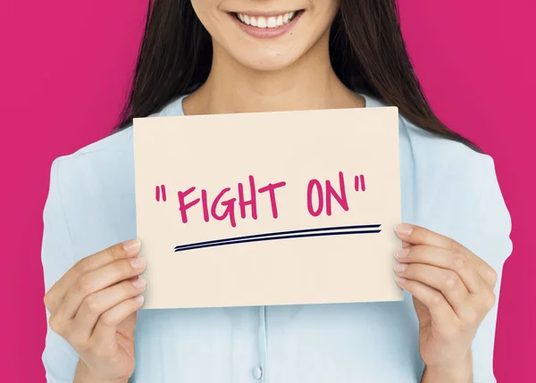 Joven mujer sosteniendo tarjeta . — Foto de Stock