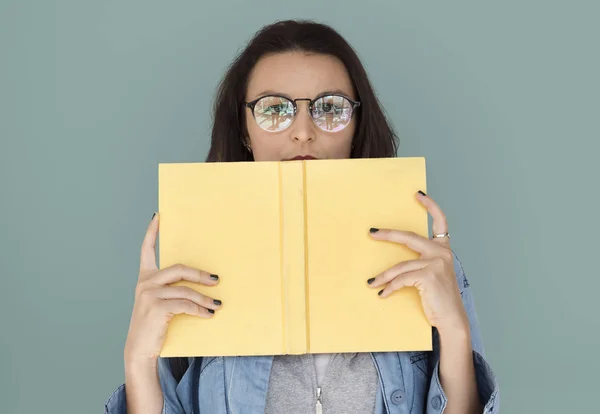 Kvinnlig student i glasögon håller bok — Stockfoto