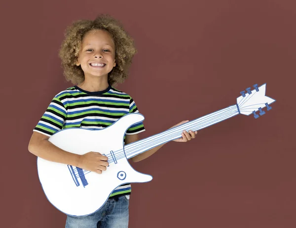 Niño pequeño con guitarra —  Fotos de Stock