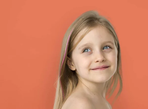 Menina sorridente com peito nu — Fotografia de Stock