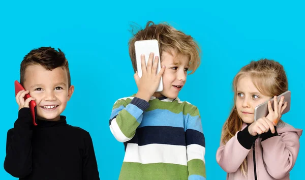 Niños hablando por teléfono —  Fotos de Stock