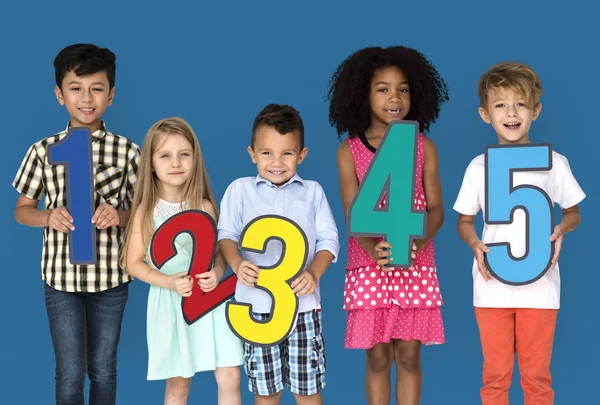 Barnen håller papper siffror — Stockfoto