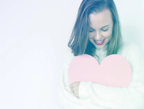 Mujer sosteniendo papel corazón —  Fotos de Stock