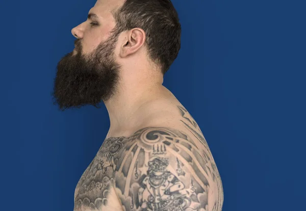 Hombre con barba y tatuaje — Foto de Stock