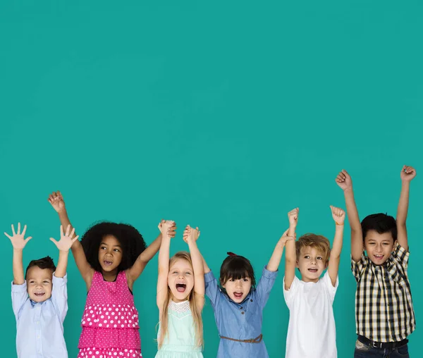 Niños tomados de la mano — Foto de Stock