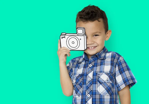 Jongen holding papier camera — Stockfoto