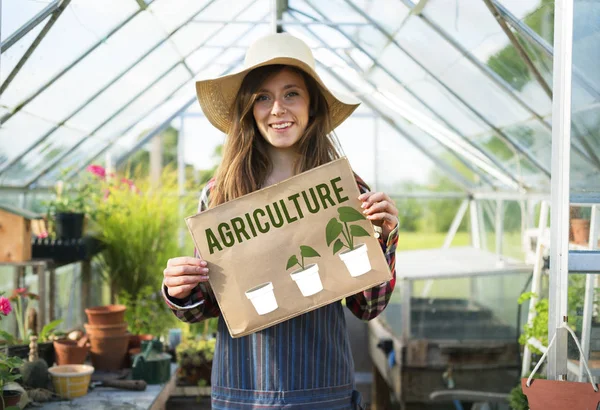 Arbeiterin mit Plakat — Stockfoto