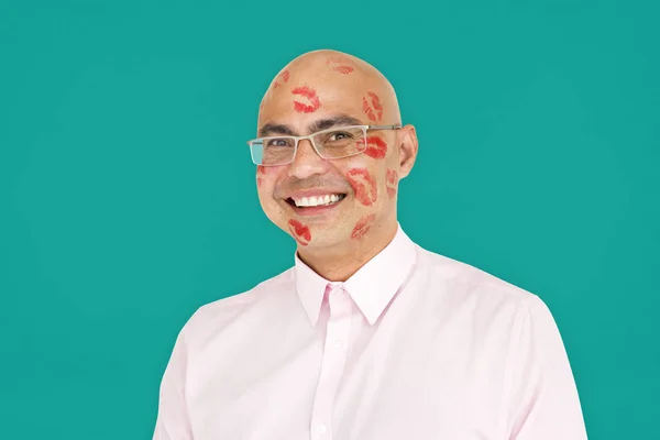 Uomo sorridente con rossetto sul viso — Foto Stock