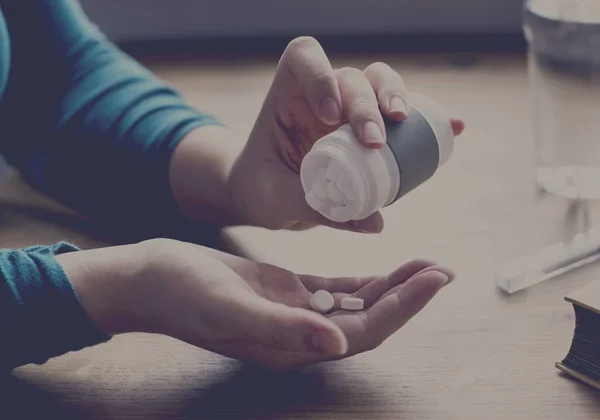 Mujer Tomar píldoras de vitamina — Foto de Stock