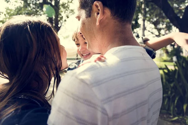 Padre llevando a la hija — Foto de Stock