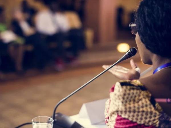 Afrikaanse vrouw luidspreker praten — Stockfoto