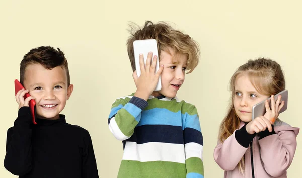 Дети разговаривают по телефону — стоковое фото