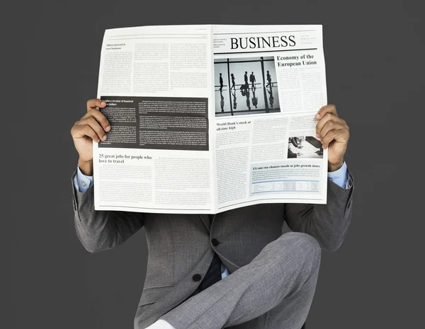 Homem de negócios lendo jornal — Fotografia de Stock