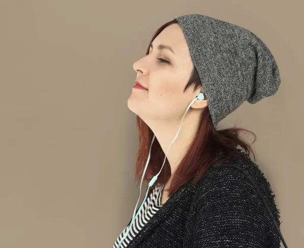 Donna in cappello ascoltare musica — Foto Stock