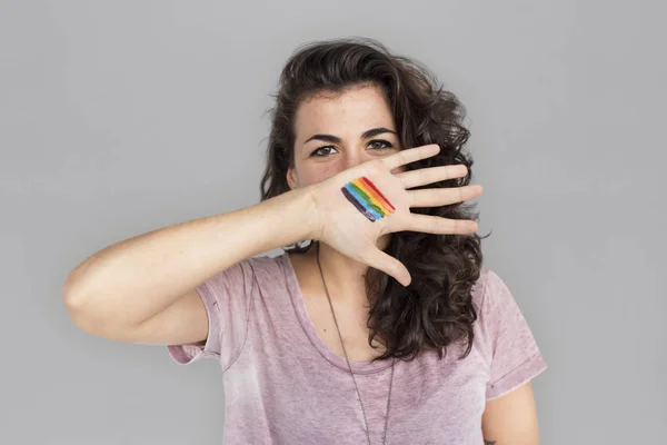 Mulher com lgbt cores na mão — Fotografia de Stock
