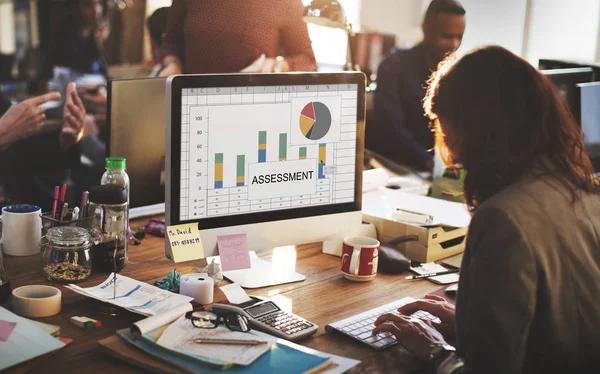 Zakenvrouw werken met computer — Stockfoto