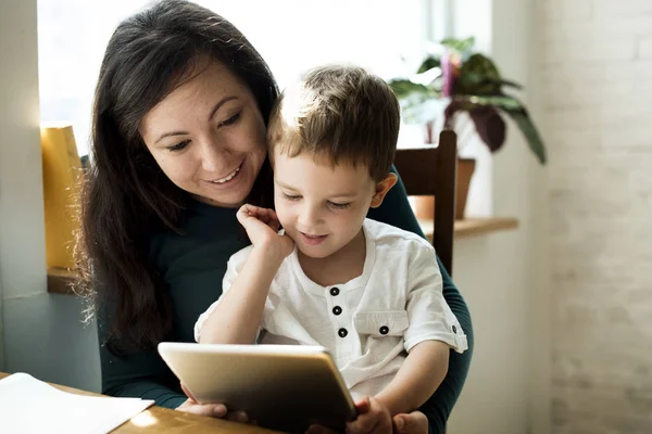 Mor och son med tablett — Stockfoto