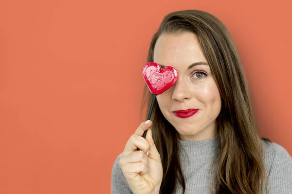 Mujer sosteniendo corazón rojo — Foto de Stock