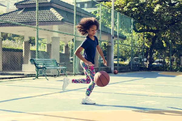 Dívka si hraje basketbal — Stock fotografie