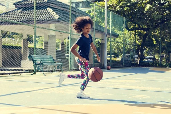 Mädchen spielt Basketball — Stockfoto