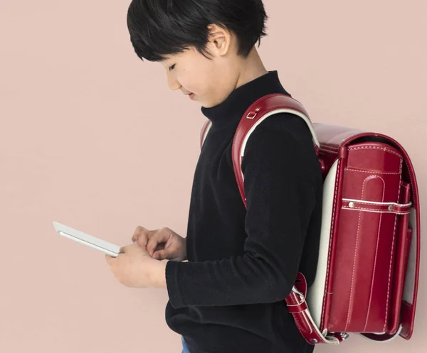Asiatischer Junge mit digitalem Tablet — Stockfoto