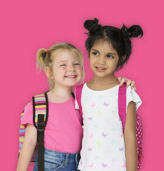 Okul öncesi kızlarla çok güzel: sırt çantaları — Stok fotoğraf