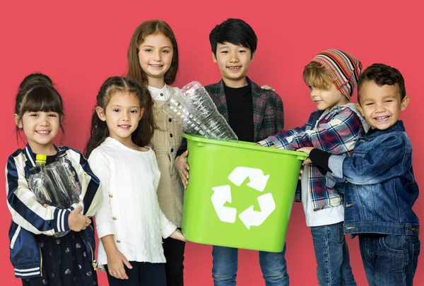 Çocuklar ve plastik şişe geri dönüşüm kutusu — Stok fotoğraf
