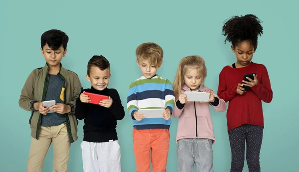 Enfants jouant aux téléphones intelligents — Photo