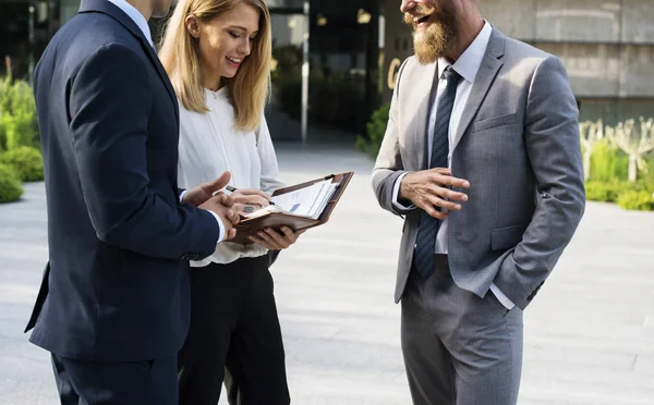 Mensen uit het bedrijfsleven bespreken corporate plan — Stockfoto