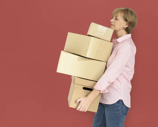 Жінка несе картонні коробки — стокове фото