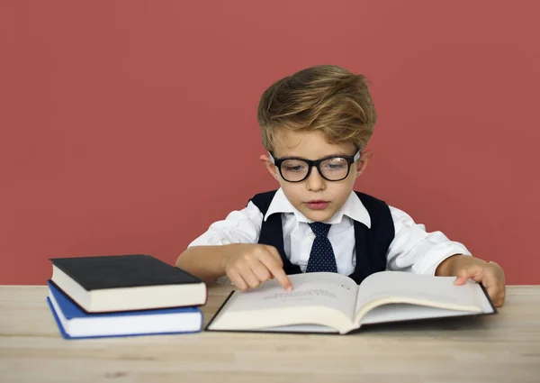 Little Businessman Lavorare alla scrivania — Foto Stock