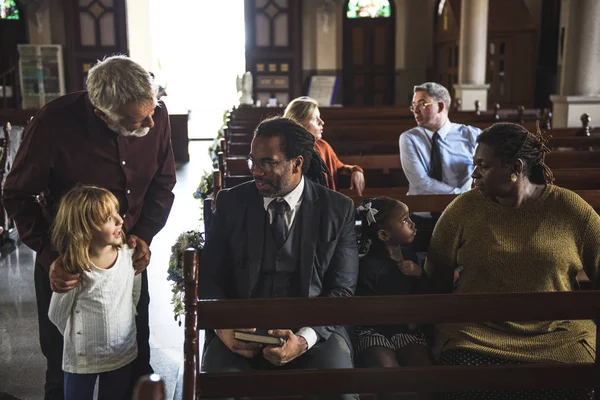 Menschen beten in der Kirche — Stockfoto