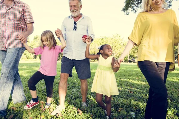 Familie hebben plezier in het park — Stockfoto