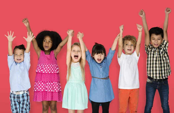 Kinderen houden handen — Stockfoto