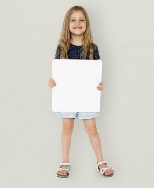 Boş pankart tutan kız