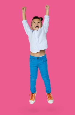 Parti şapkası olan küçük çocuk